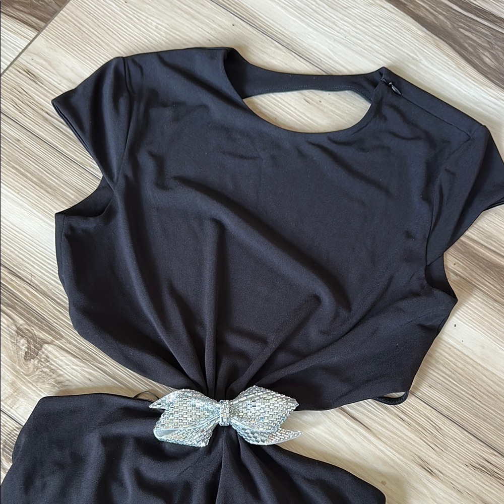 Zara Women’s Elegant Black Dress with Silver Accent Bow in Middle Waist - Picture 4 of 10